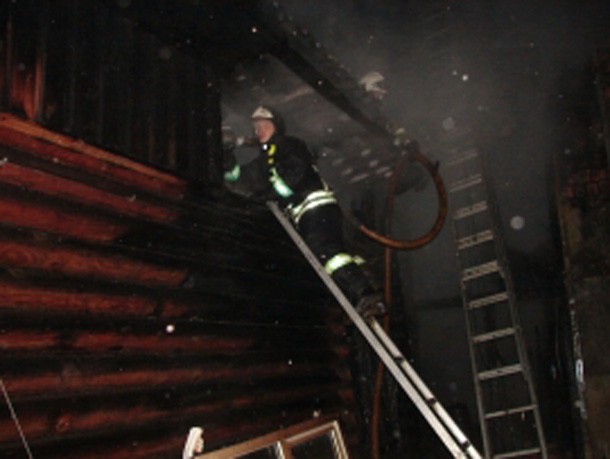 В Объячево пожарные три часа боролись с огнем за жилой дом