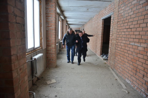 Глава региона проинспектировал в Сосногорске ход строительства дома для переселенцев из аварийного жилья