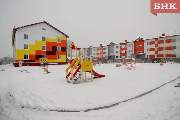 В этом месяце в Усть-Вымском районе сдадут три новых дома для переселенцев