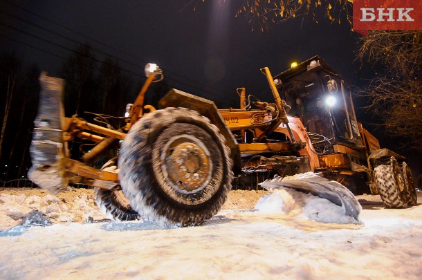С улиц Сыктывкара ежедневно вывозят до тысячи кубометров снега, уборке мешает припаркованный транспорт