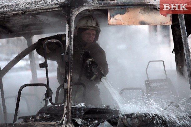 В центре Сыктывкара горит рейсовый автобус