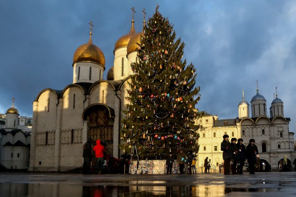Какие праздничные деревья украсили города в преддверии Рождества и Нового года