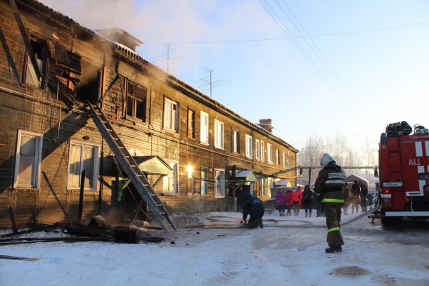 В Сыктывкаре на пожаре в деревянном доме погибла женщина