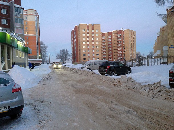 Народный корреспондент: «На нечищенной дороге на Советской не могут разъехаться машины»