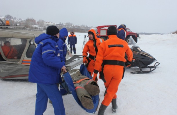В Сыктывкаре спасатели вытаскивали «провалившуюся» под лед «Волгу»