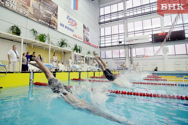 Пловцы из Коми завоевали семь золотых медалей в первый день окружных соревнований в Сыктывкаре