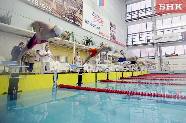 На домашних окружных соревнованиях пловцы Коми завоевали 25 золотых медалей