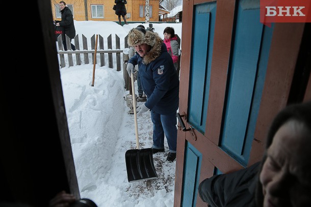 Сергей Гапликов почистил двор от снега труженице тыла в Койгородке