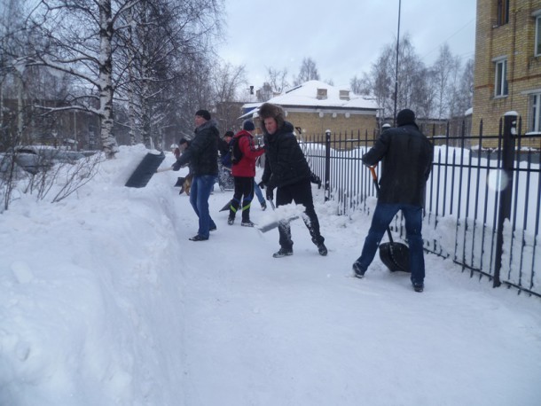 Полицейские Сосногорска присоединились к общереспубликанскому субботнику по уборке снега