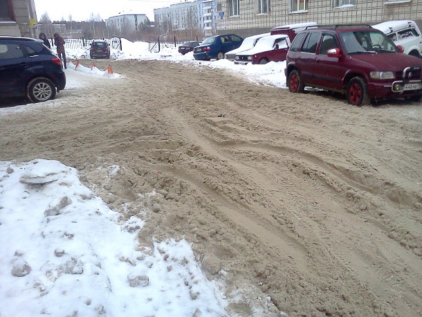 Народный корреспондент: «ТСЖ месяц не убирает снег во дворе по улице Морозова»