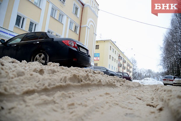 Аномальная оттепель и снегопады вдвое повысили аварийность на дорогах Сыктывкара