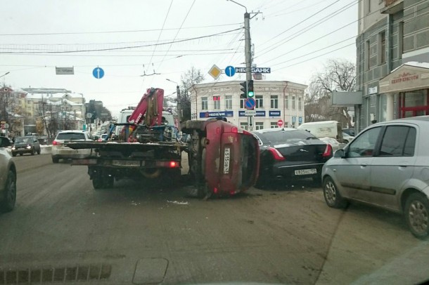 Новости соседей: В Кирове Lada Kalina упала на Jaguar