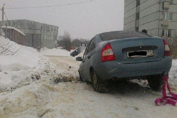 Народный корреспондент: «На улице Морозова автомобили ежедневно проваливаются в яму»