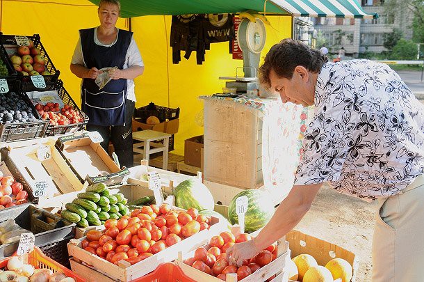 Совет Сыктывкара пока не одобрил шестикратное повышение арендной платы для уличных торговцев фруктами и овощами 