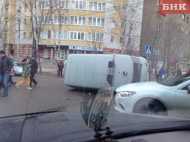 В Сыктывкаре машина Daewoo Gentra врезалась в полицейский УАЗ
