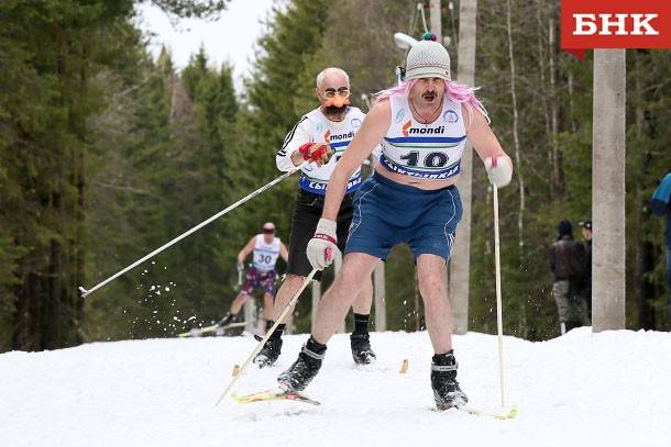 На традиционную лыжную гонку в трусах вышли Снегурочка, папуас и чемпион России