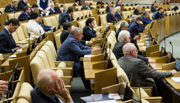 Госдума приняла во втором чтении закон о повышении пенсионного возраста чиновникам