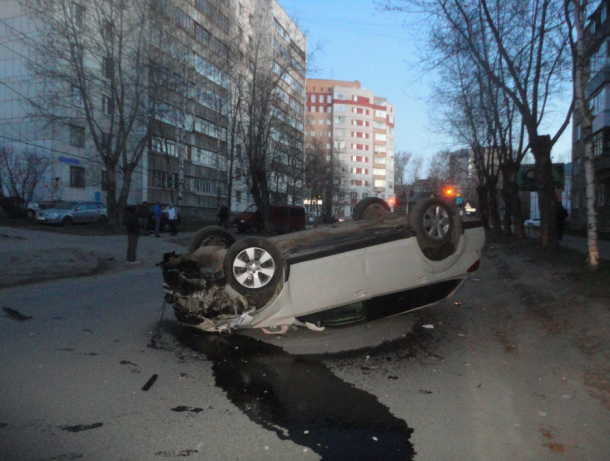 В сыктывкарском ДТП пострадали три припаркованные машины