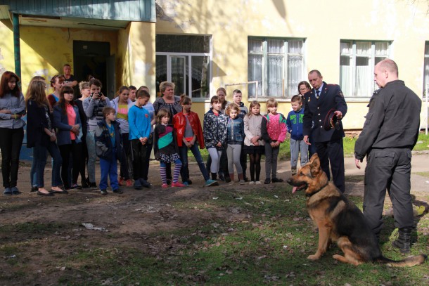 Воспитанникам реабилитационного центра Сыктывкара показали в работе собаку наркополиции
