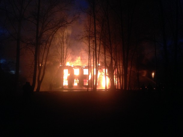 В Лесозаводе горит деревянный дом