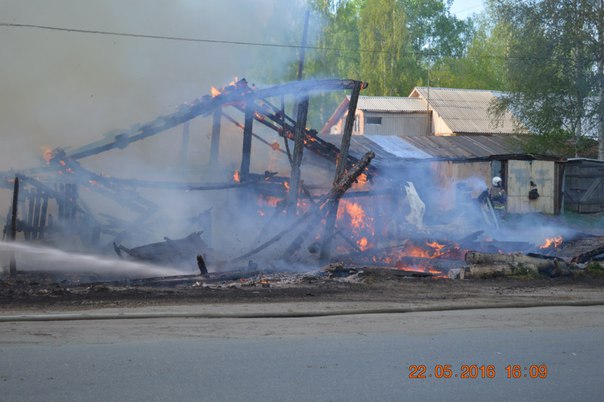 В сыктывкарском Лесозаводе огонь полыхает рядом со спорткомплексом 