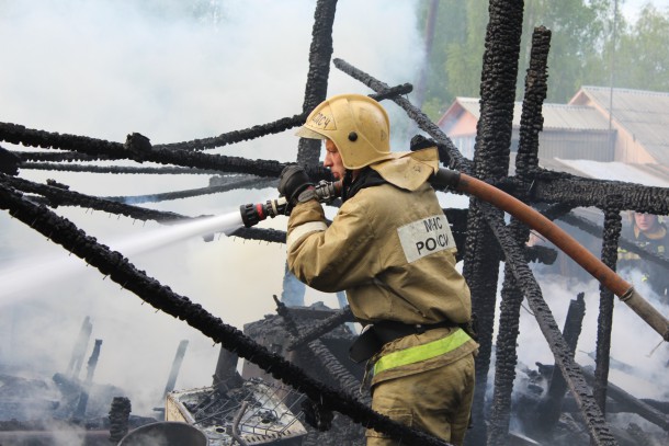 Пожар в Лесозаводе: дознаватели рассматривают две версии – поджог и неосторожное обращение с огнем