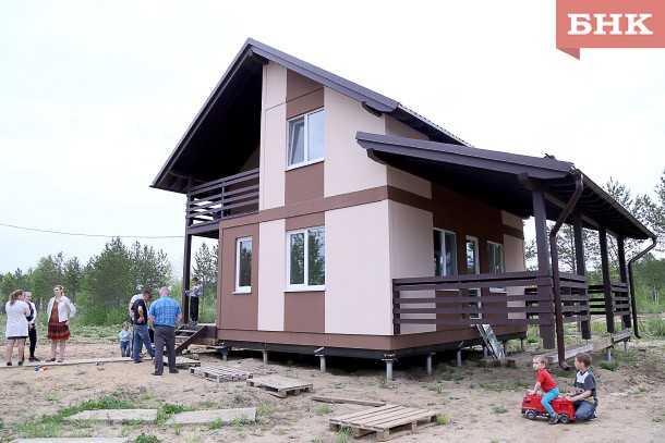 Многодетная семья в Коми построила дом за девять дней 