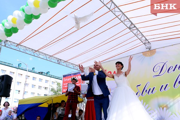 В День семьи, любви и верности в Сыктывкаре устроили «Княжий двор» и чествовали семейные пары