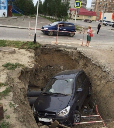 Нетрезвая автоледи угодила в вырытую коммунальщиками яму в Усинске