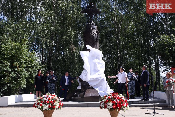«Шагнувшим в бессмертие» установили памятник в Сыктывкаре