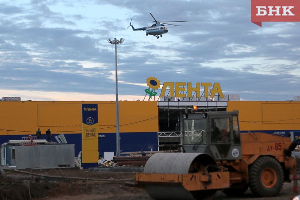 Авиаторы Коми выполнили сложнейшую операцию по установке с воздуха оборудования на строящемся здании в Сыктывкаре