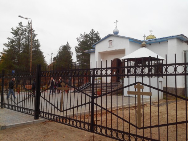 Оставшиеся в Печоре без зарплаты гастарбайтеры обедают в церкви